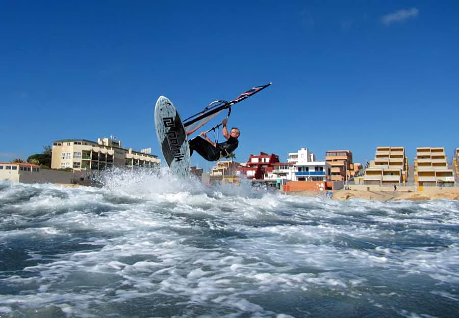 Windsurfing and kitesurfing on Playa del Cabezo in El Medano on Tenerife