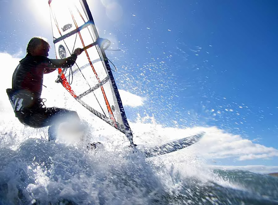 Windsurfing and kitesurfing on Playa del Cabezo in El Medano on Tenerife