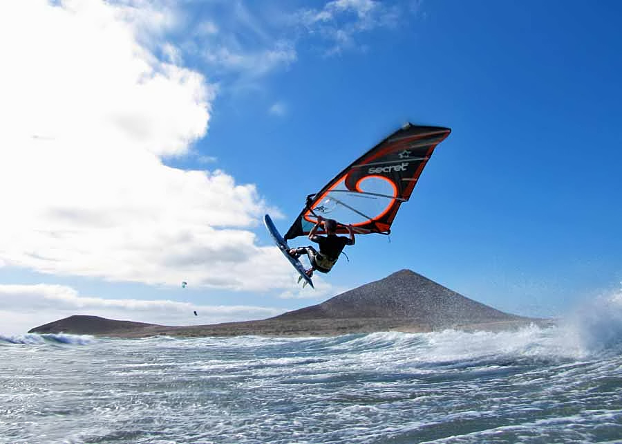 Windsurfing and kitesurfing on Playa del Cabezo in El Medano on Tenerife