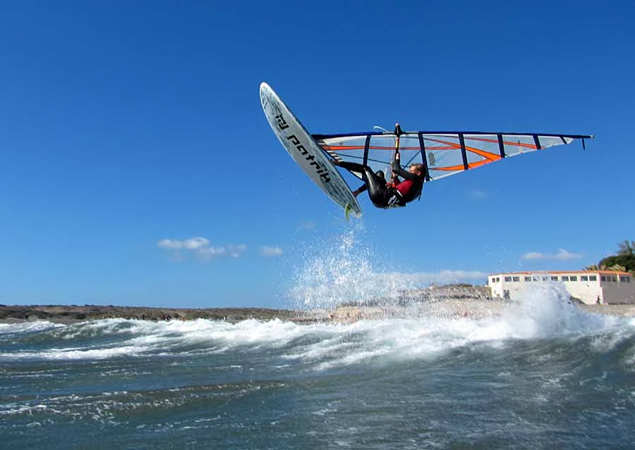 Windsurfing and kitesurfing on Playa del Cabezo in El Medano on Tenerife