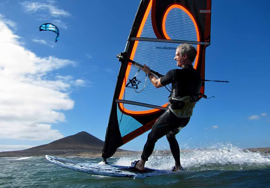 Windsurfing and kitesurfing on Playa del Cabezo in El Medano on Tenerife