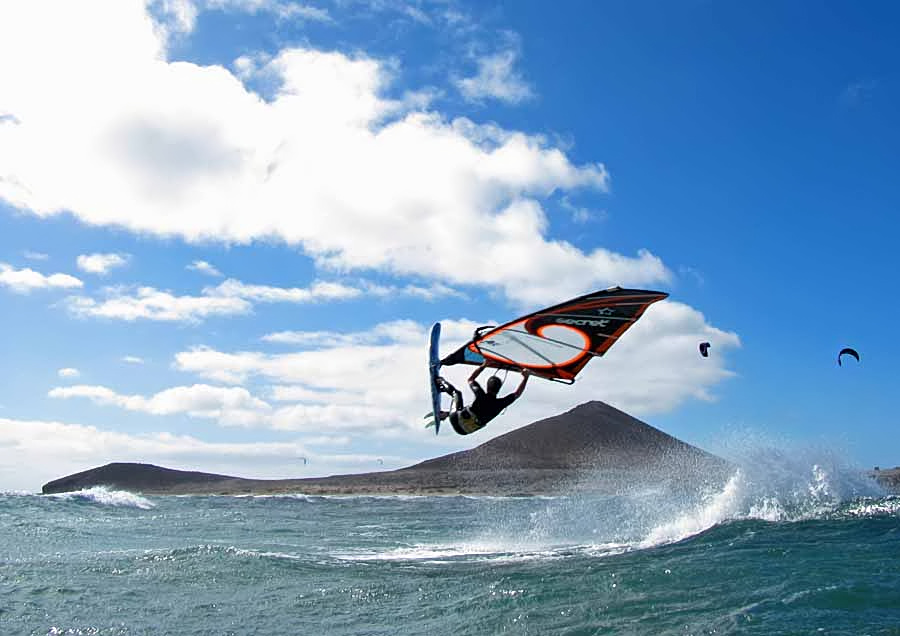 Windsurfing and kitesurfing on Playa del Cabezo in El Medano on Tenerife