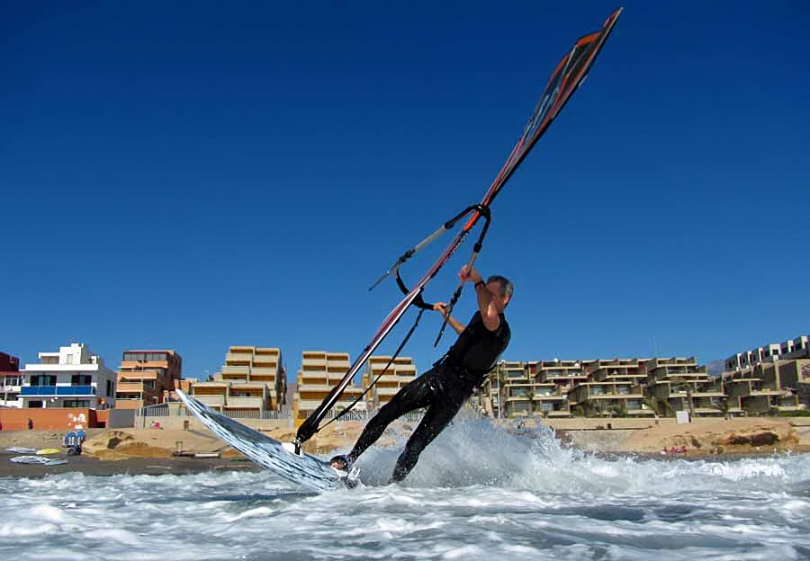 Windsurfing and kitesurfing on Playa del Cabezo in El Medano on Tenerife