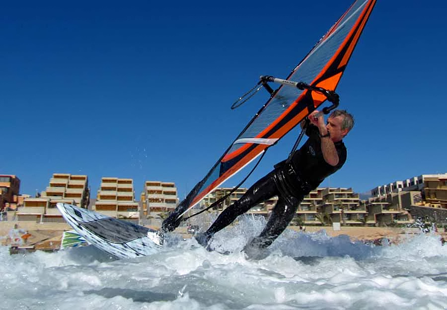 Windsurfing and kitesurfing on Playa del Cabezo in El Medano on Tenerife