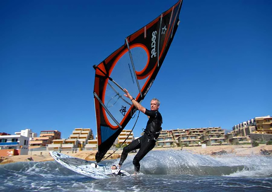 Windsurfing and kitesurfing on Playa del Cabezo in El Medano on Tenerife