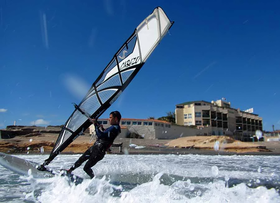 Windsurfing and kitesurfing on Playa del Cabezo in El Medano on Tenerife