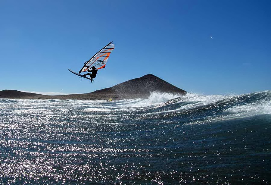 Windsurfing and kitesurfing on Playa del Cabezo in El Medano on Tenerife