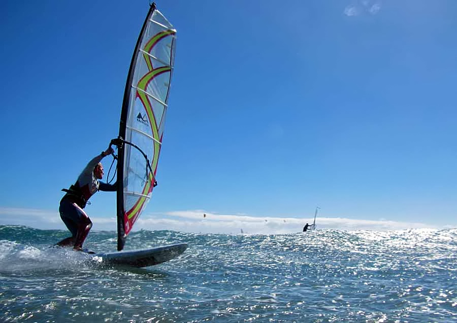 Windsurfing and kitesurfing on Playa del Cabezo in El Medano on Tenerife