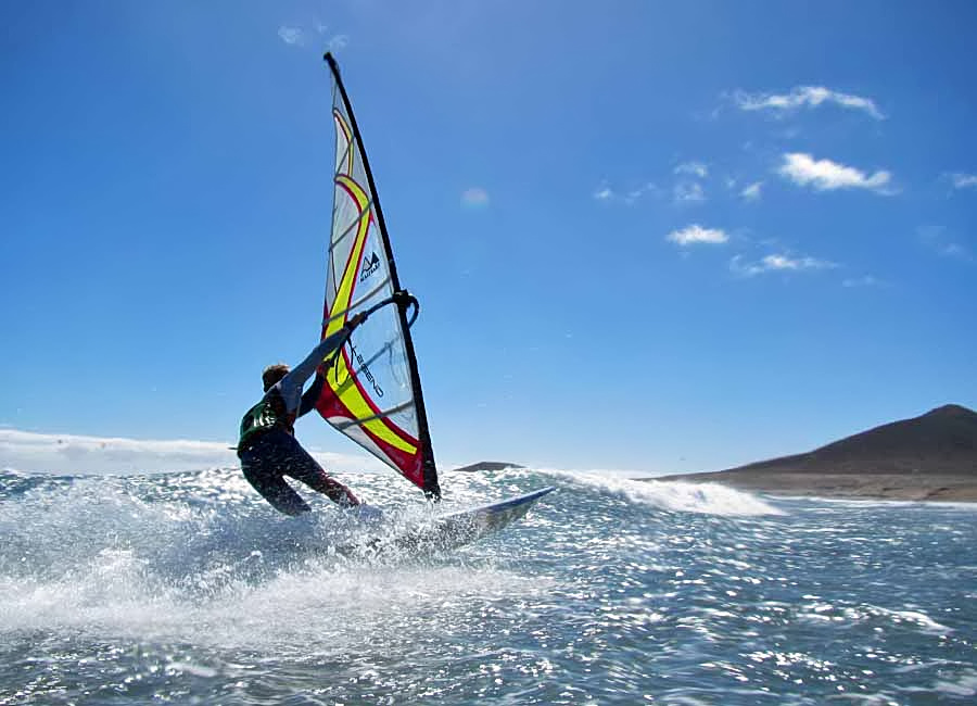 Windsurfing and kitesurfing on Playa del Cabezo in El Medano on Tenerife