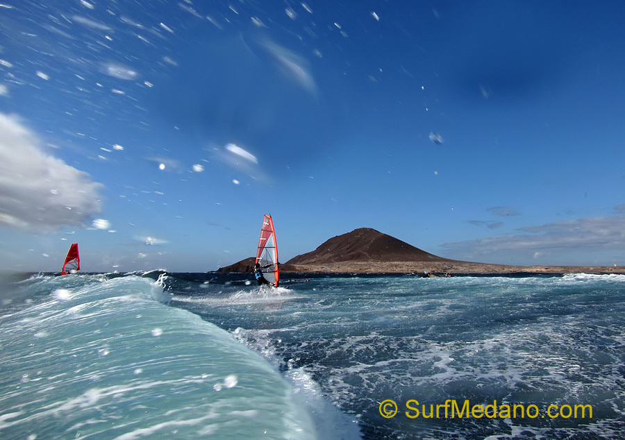 Windsurfing and kitesurfing on Playa del Cabezo in El Medano on Tenerife