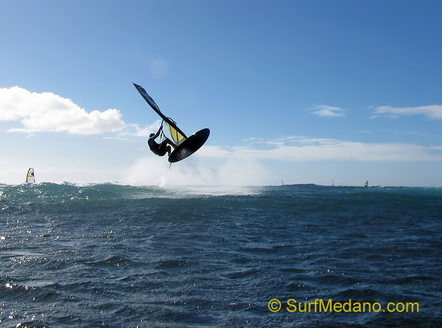 Windsurfing and kitesurfing on Playa del Cabezo in El Medano on Tenerife