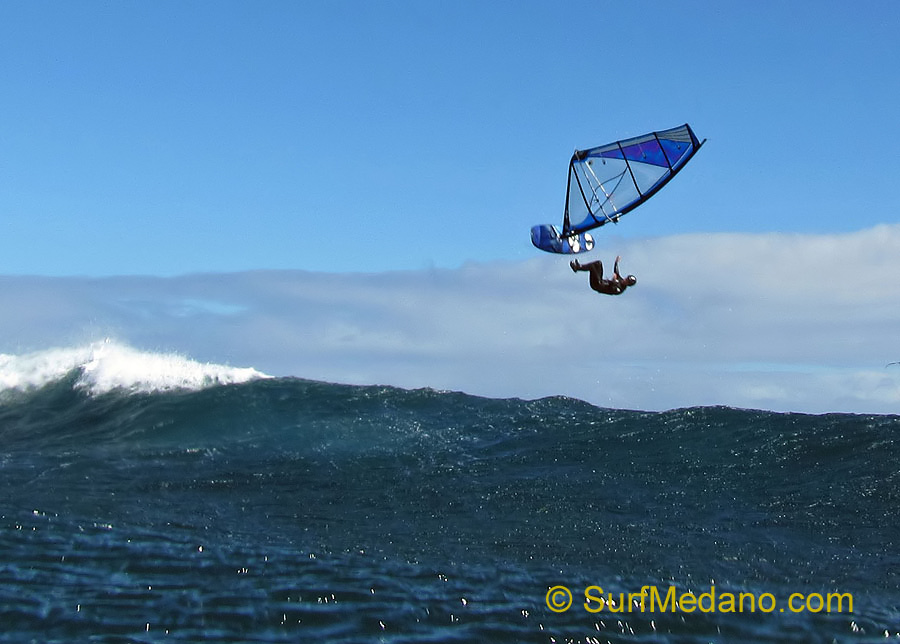 Windsurfing and kitesurfing on Playa del Cabezo in El Medano on Tenerife