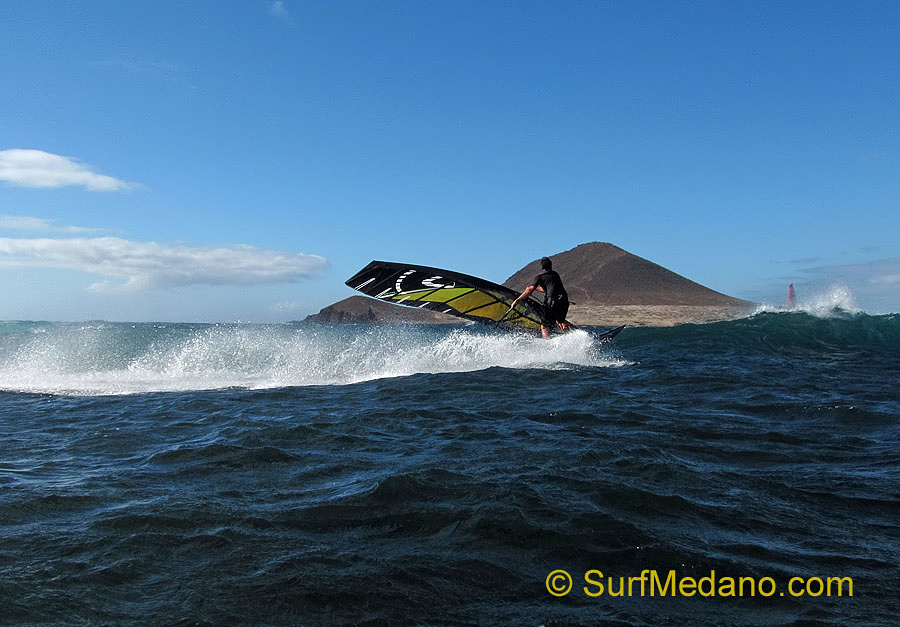 Windsurfing and kitesurfing on Playa del Cabezo in El Medano on Tenerife