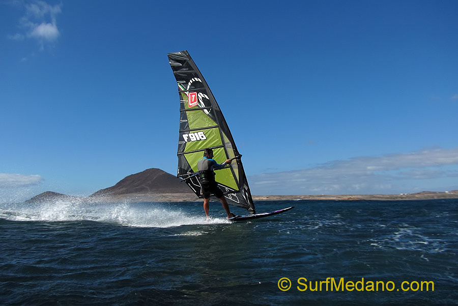 Windsurfing and kitesurfing on Playa del Cabezo in El Medano on Tenerife