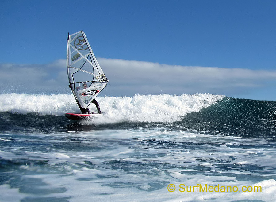 Windsurfing and kitesurfing on Playa del Cabezo in El Medano on Tenerife