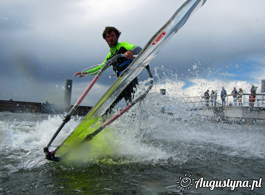 Hawaje, czyli windsurfing i kitesurfing 14.08.2013 w Jastarni na Pwyspie Helskim