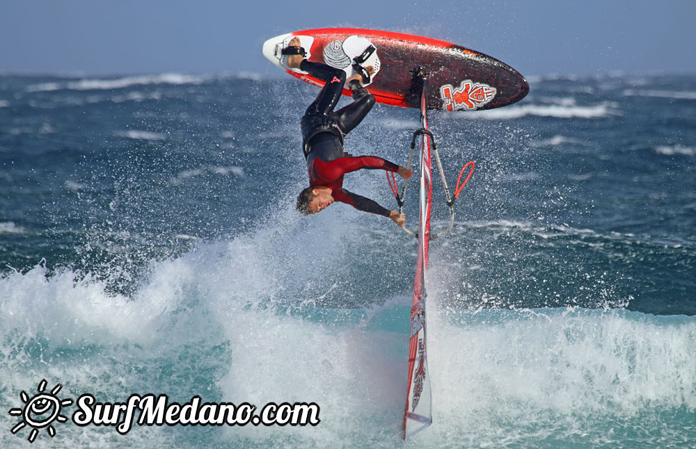 Windsurfing at El Cabezo with gusts up to 50 knots