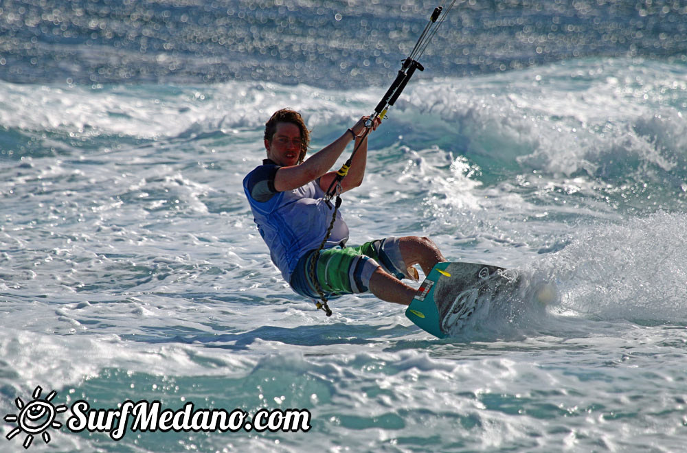 Windsurfing and kitesurfing at El Cabezo 25-11-2015  