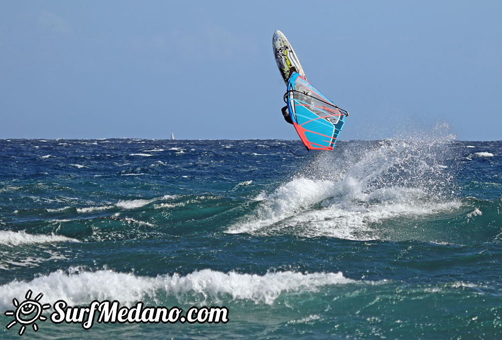 Windsurfing and kitesurfing at El Cabezo 25-11-2015  