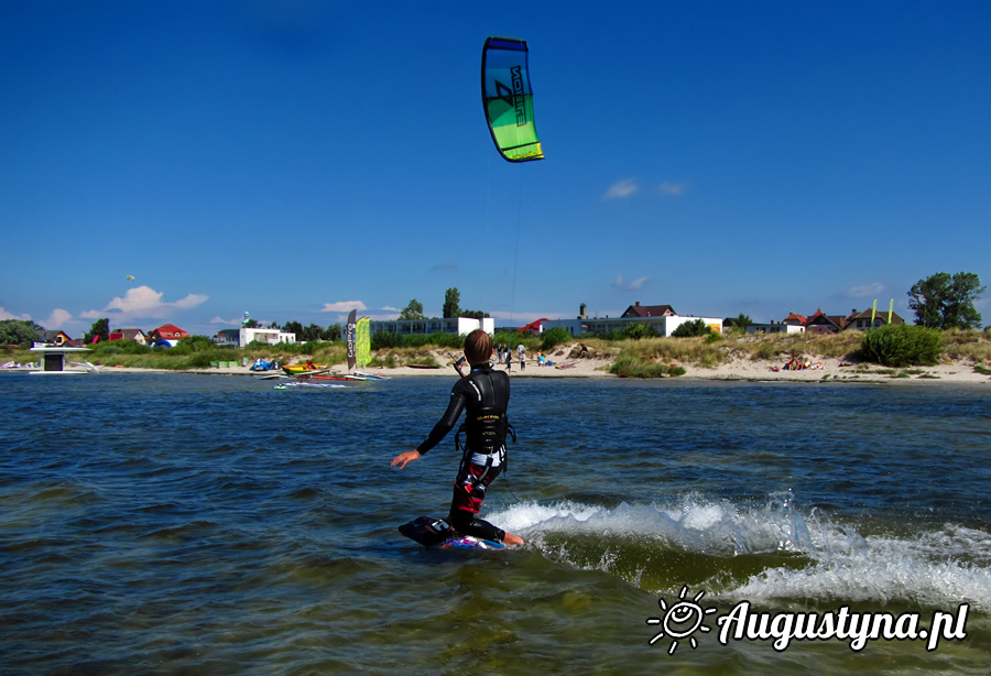 Pytka (od 0,5 do 1,8 m gbokoci w promieniu 1 km od play) i paska woda sprzyja szczeglnie mniej zaawansowanym windsurferom i kitesurferom, a take dzieciom, ktre bezpiecznie mog bawi si w pytkiej i o wiele cieplejszej ni nad penym morzem wodzie.