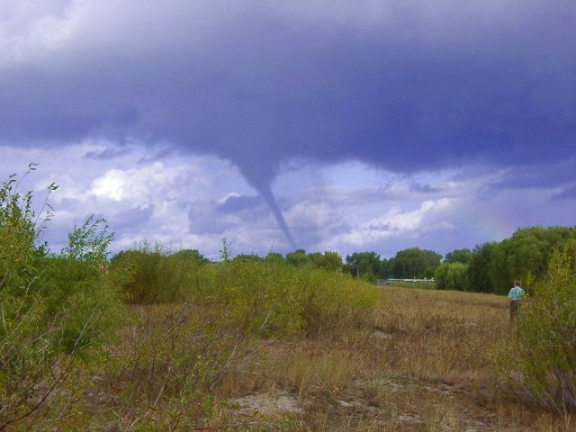 Godzina 10.15 - trąba powietrzna w oddali, jej dolny koniec jest na północ od Jastarni, czyli na pełnym morzu