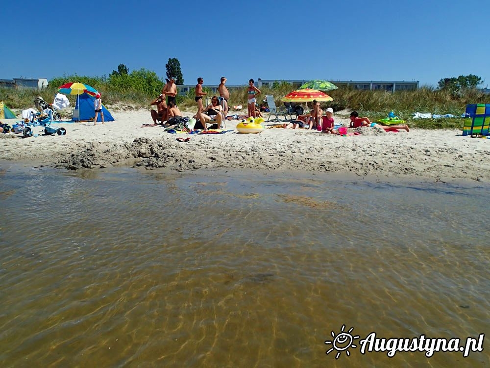 Pytka (od 0,5 do 1,8 m gbokoci w promieniu 1 km od play) i paska woda sprzyja szczeglnie mniej zaawansowanym windsurferom i kitesurferom, a take dzieciom, ktre bezpiecznie mog bawi si w pytkiej i o wiele cieplejszej ni nad penym morzem wodzie.